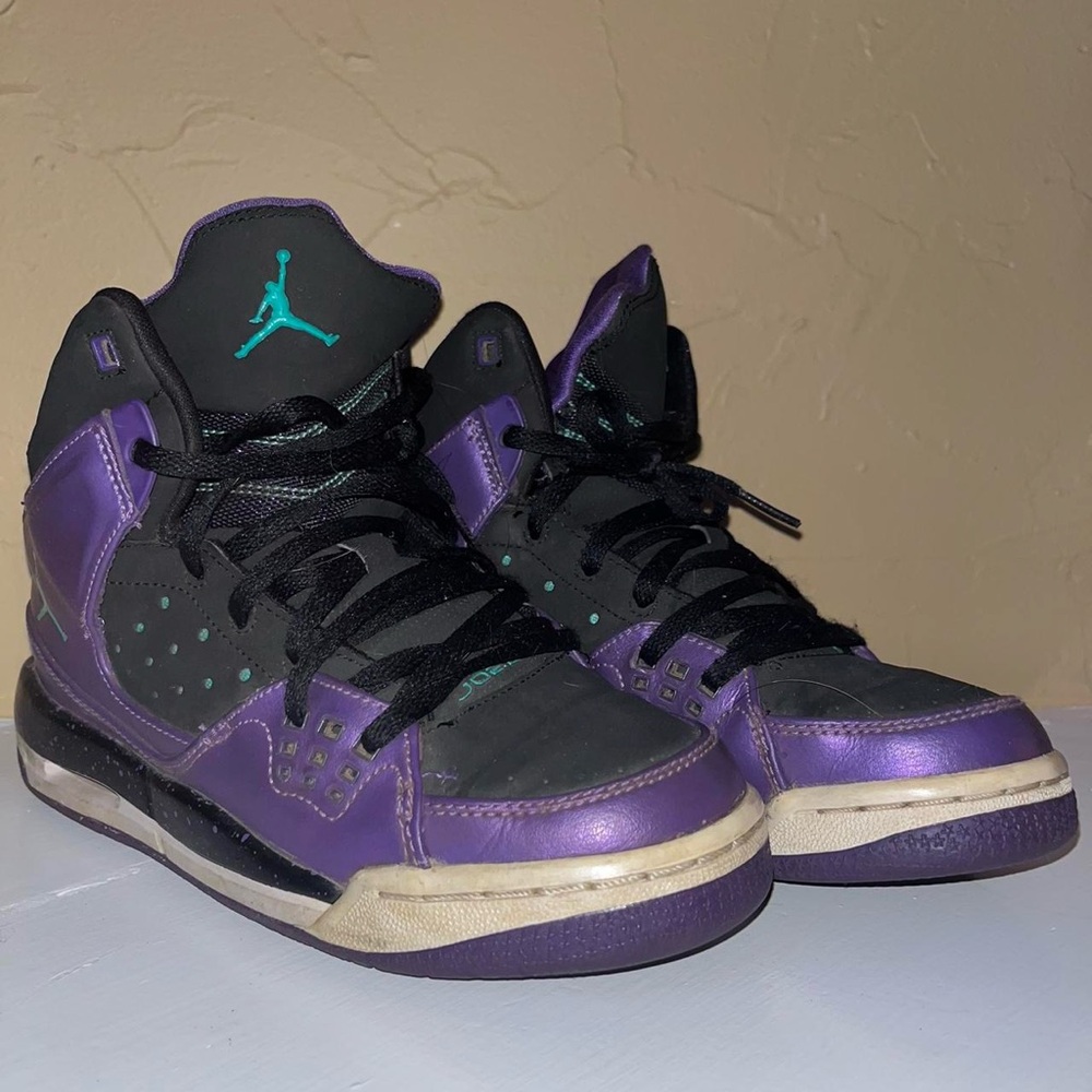 Kids Jordan flight 1 youth size 4.5 2012
excellent Pre-owned condition